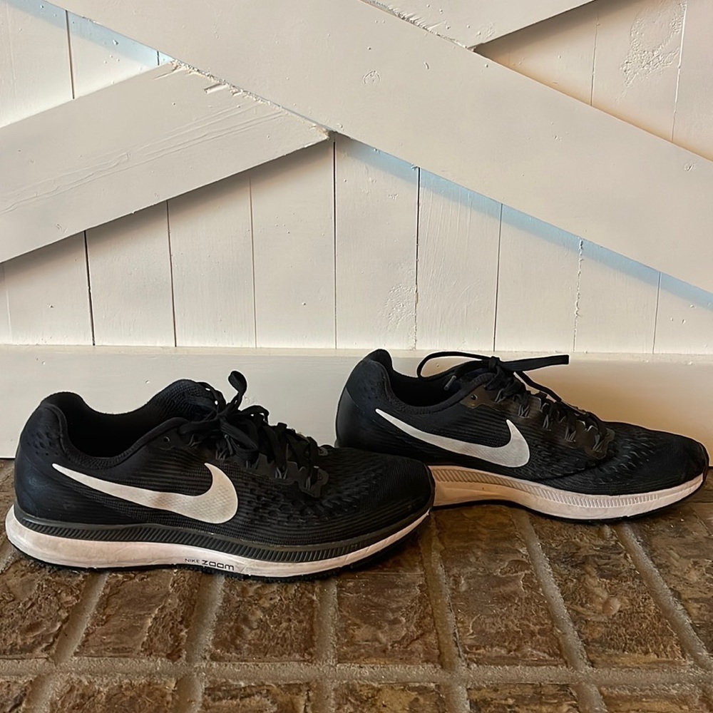 Nike Zoom Black and White Shoes size 7.5